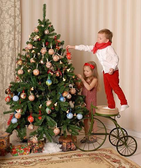 дети украшают елку