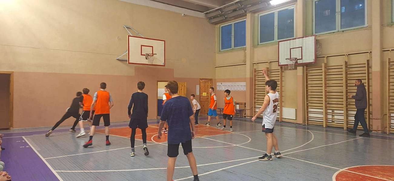 учащиеся в баскетбольном зале