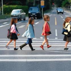 дети переходят дорогу